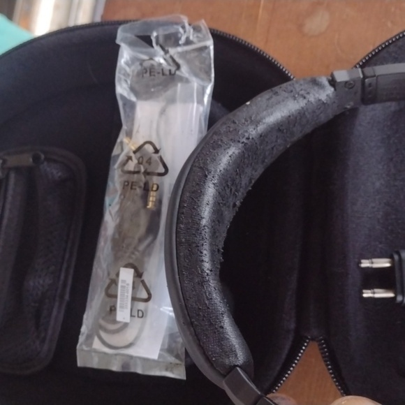 Bose Black and Silver QC15 Headphones with Case& Accessories NEW - Picture 4 of 6